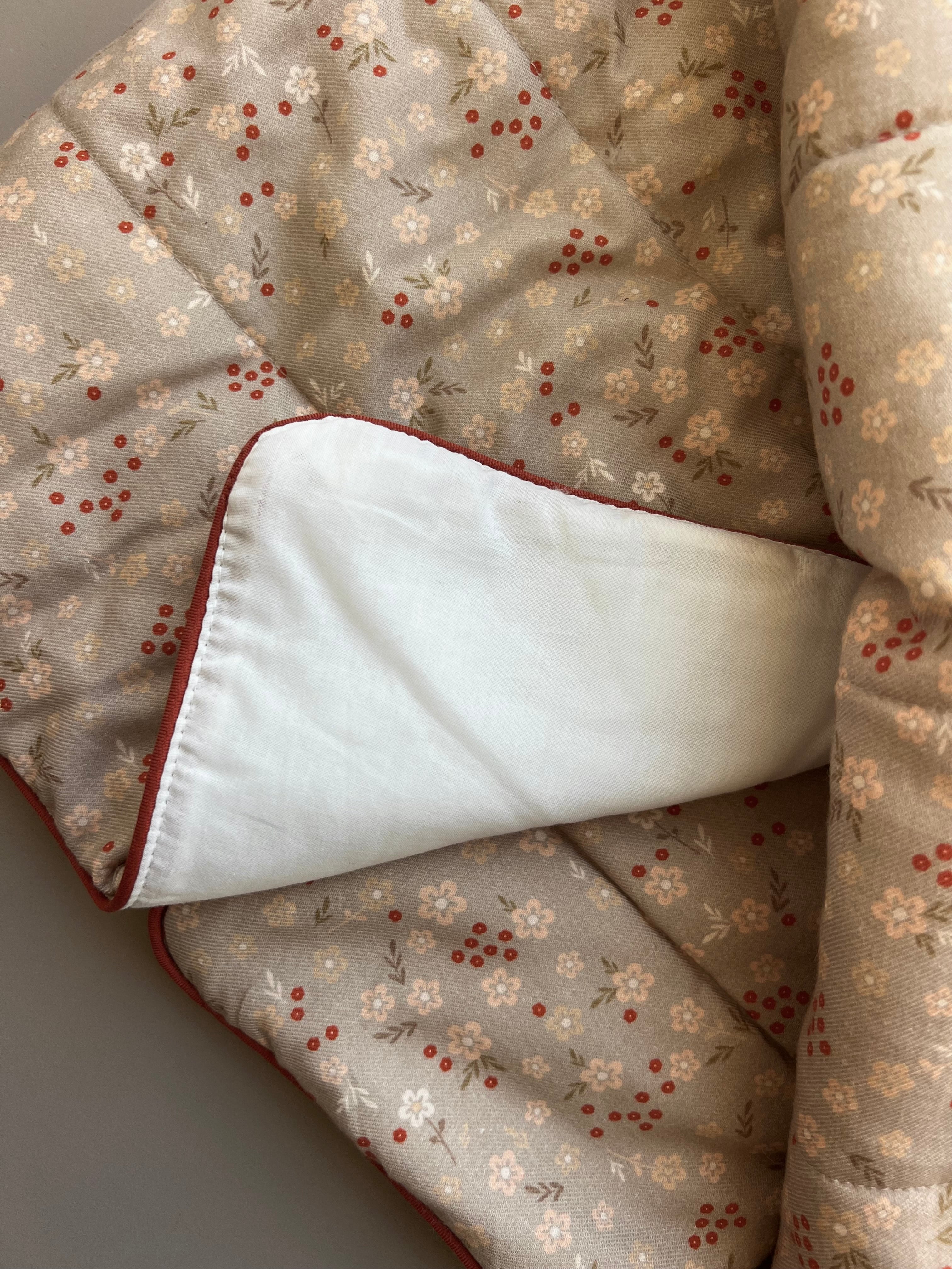 Beige And Red Cotton Quilt