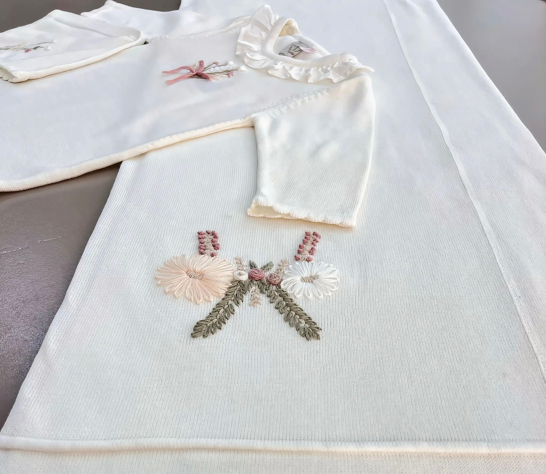 EAC Organic cotton Off-White Ruffles Flower Bouquet Embroidered Hospital Set 5 Pcs