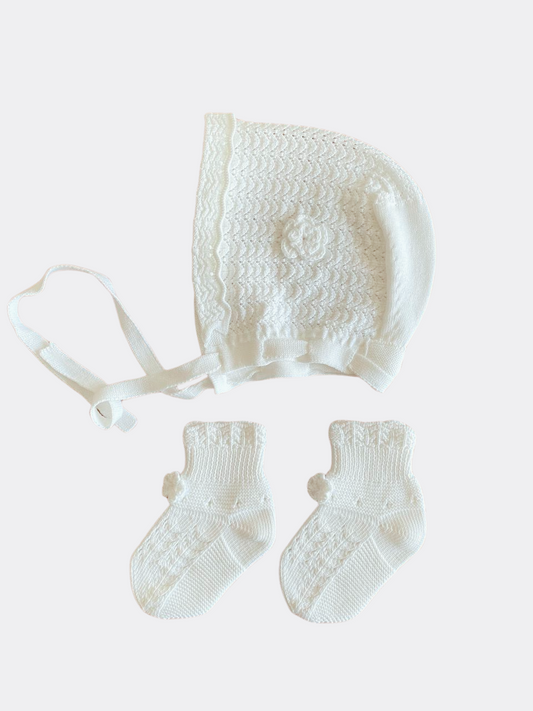 White Organic Cotton Hat And Socks for baby girl